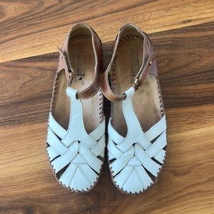 Pikolinos closed toe leather sandal size 37